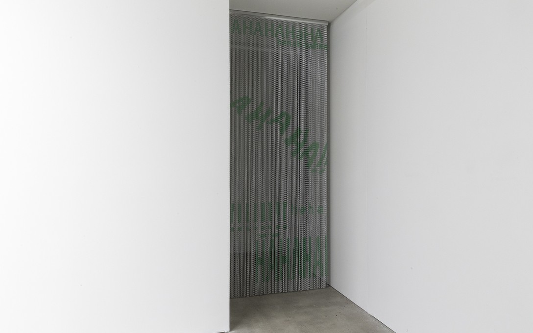 Laura Duffy, !ERROR!, 2020, installation view, aluminium chain. Image courtesy of Cheska Brown.