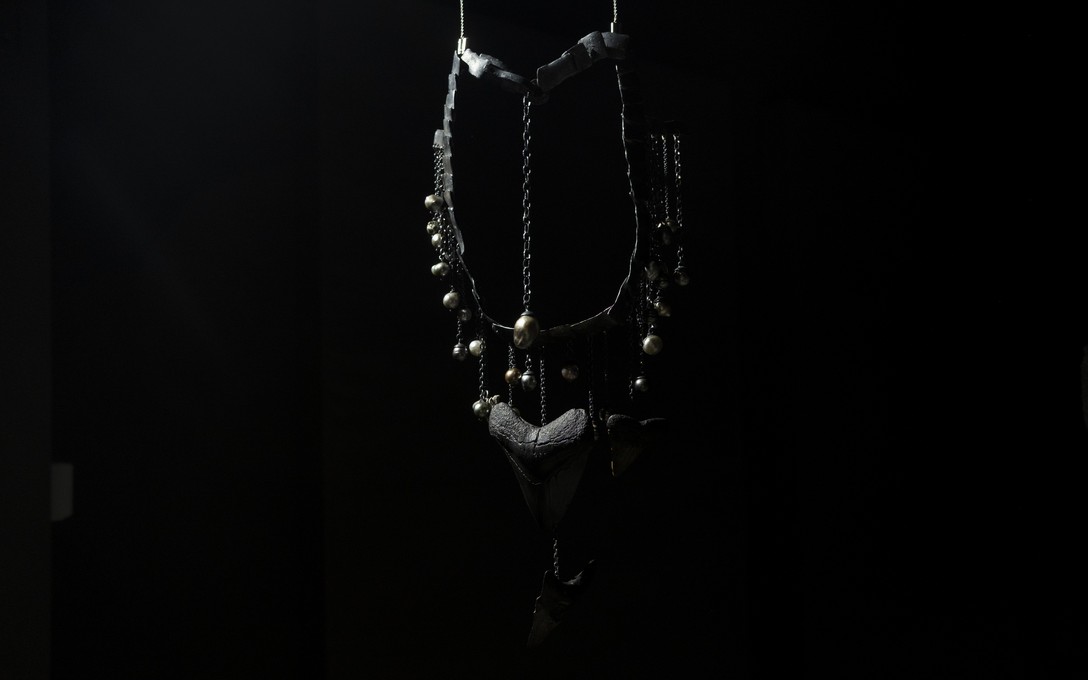 Te Māreikura Whakataka-Brightwell, Favilla Maris/The Embers of the Sea, Tahitian baroque pearls, silver, megalodon shark teeth, hemipristis shark tooth, 2026. Fabrication by Dorthe Kristensen. Photo by Samson Dell.  