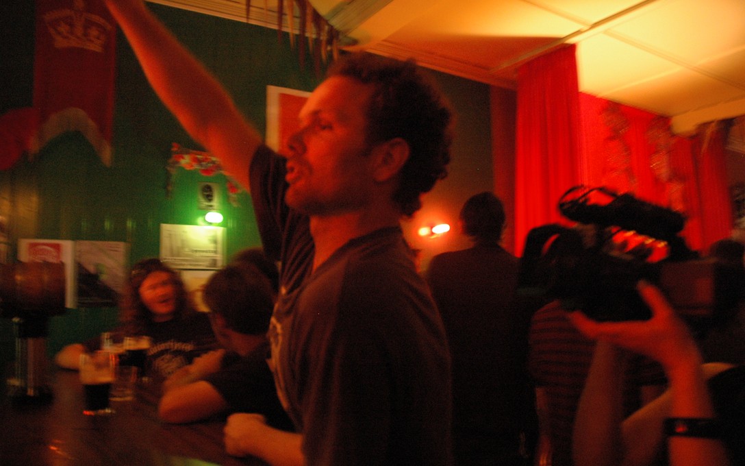 Tao Wells buying the audience a round at Mighty Mighty, Will nature make a man of me yet?, 2007. Image courtesy of John Lake.