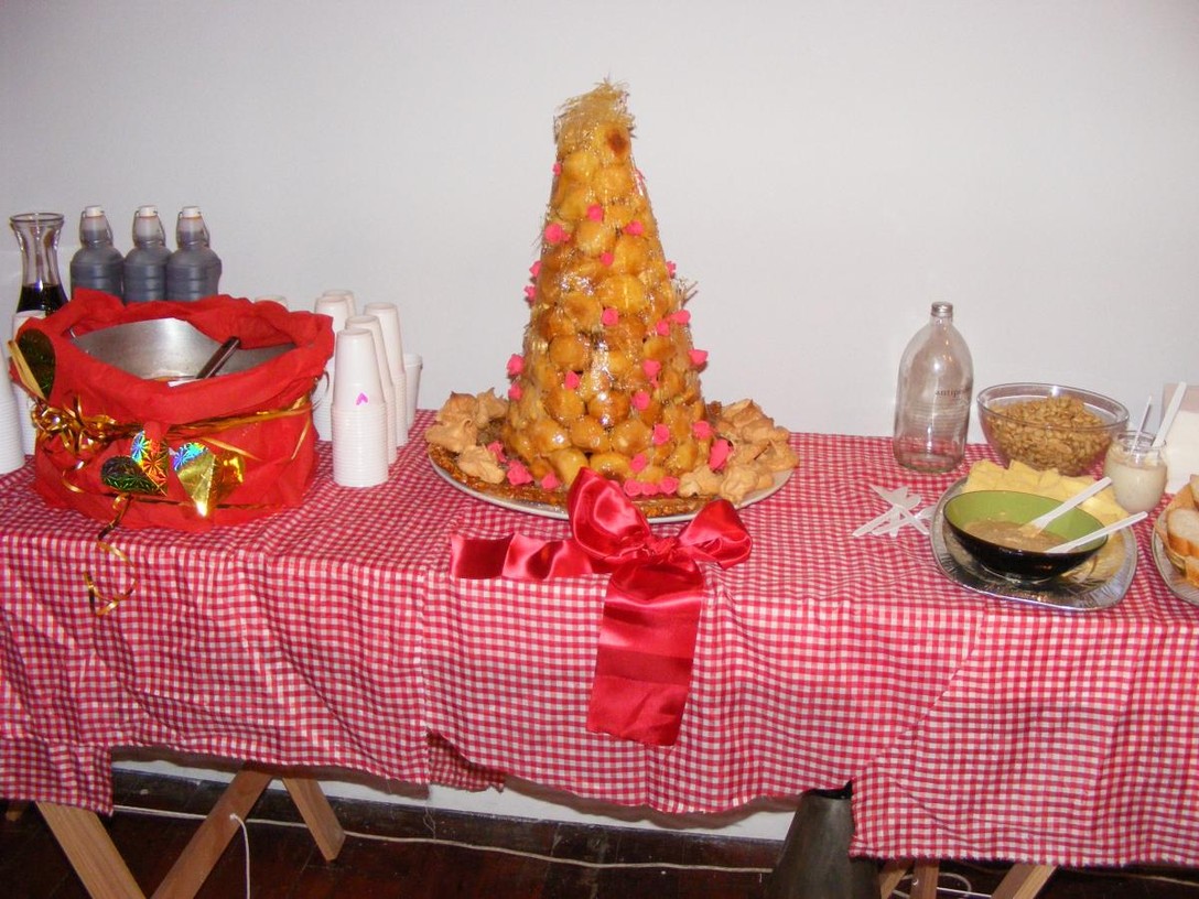 Emma Nichols, Arie Hellendoorn, Keila Martin & Vaimaila Urale, Croquembouche, 2010, Exhibition Opening Collaboration