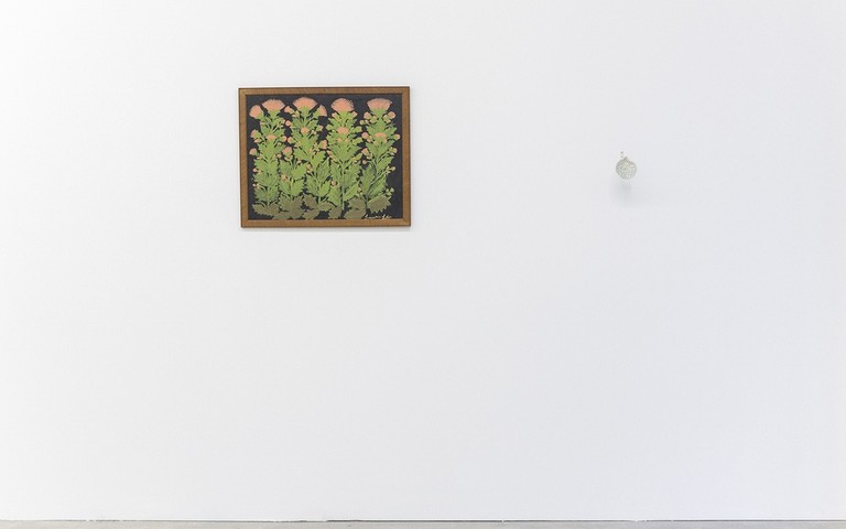 Teuane Tibbo, Opium Poppies, 1968, acrylic on board, Hocken Collections Uare Taoka o Hākena, University of Otago, Ōtepoti Dunedin, and Claudia Jowitt, Civa XI, 2019, acrylic, freshwater pearls, kanzawa coloured silver leaf on civa (mother of pearl) shell with custom hook and wall fitting. Photo by Cheska Brown.