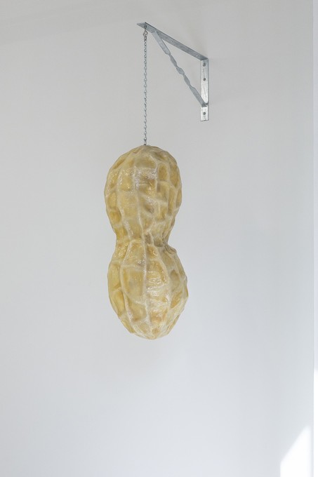 Lucy Meyle, Peanut sign, 2020, fibreglass, paint, steel bracket, zinc-plated chain Image courtesy of Cheska Brown.