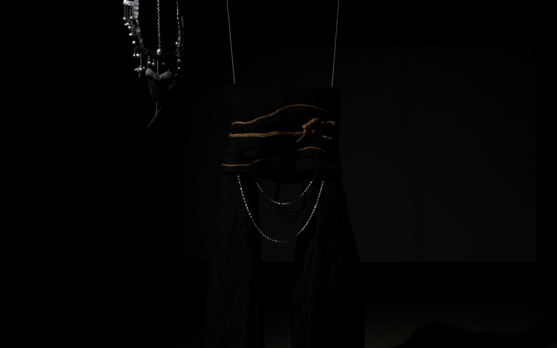 Te Māreikura Whakataka-Brightwell, Vinculum Maris/The Bond of the Sea, Tahitian baroque pearls, Tahitian coconut fibre nape rope, Japanese fabric, dacron, 2026. Fabrication by Dave Roil.