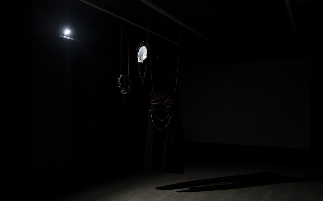 Te Māreikura Whakataka-Brightwell, Te Tipua o te Pō, 2026, installation view. Photo by Samson Dell.