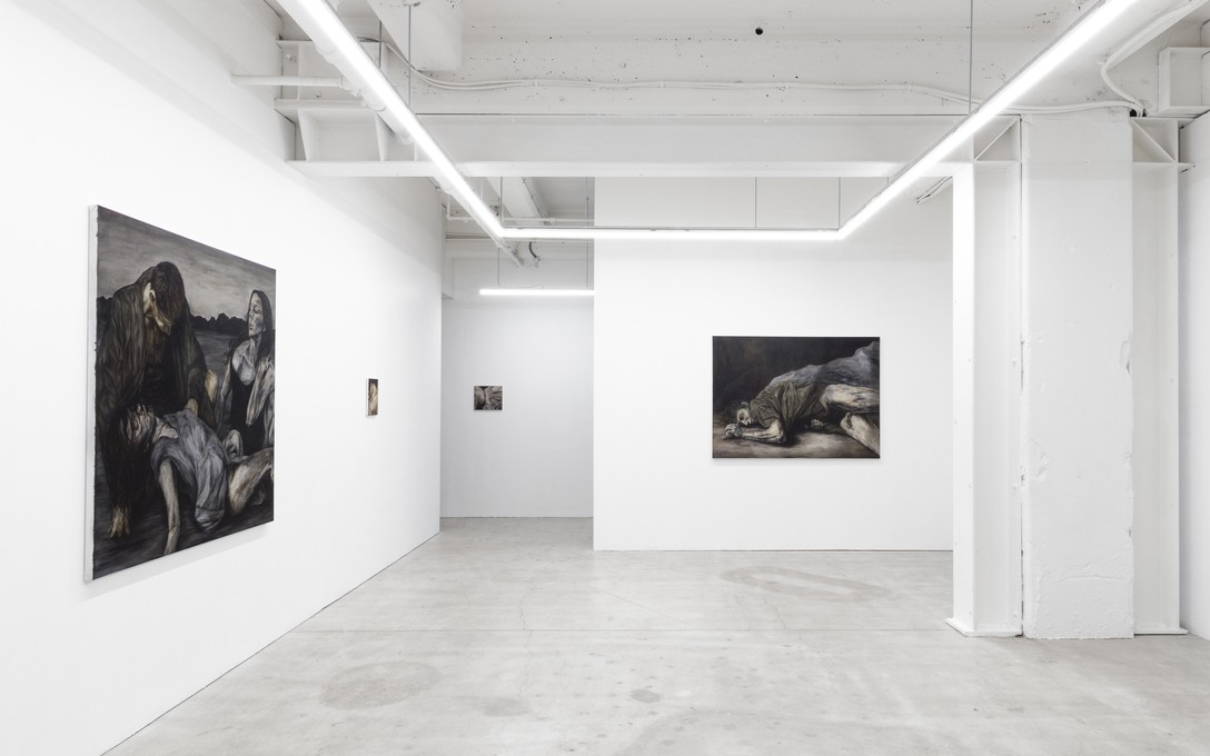 Eleanor Díaz Ritson, Through Claystone Eyes, install view. From left to right: Unsettled Witness: in the fall, 2022, water-soluble oil on canvas, 150x165cm; Outlook, 2022, water-soluble oil on canvas, 30 x 20cm; Close, 2022, water-soluble oil on canvas, 30 x 35cm; Collapse: in the Stony Throes, 2022, water-soluble oil on canvas, 120 x 165cm. Image courtesy of Cheska Brown.