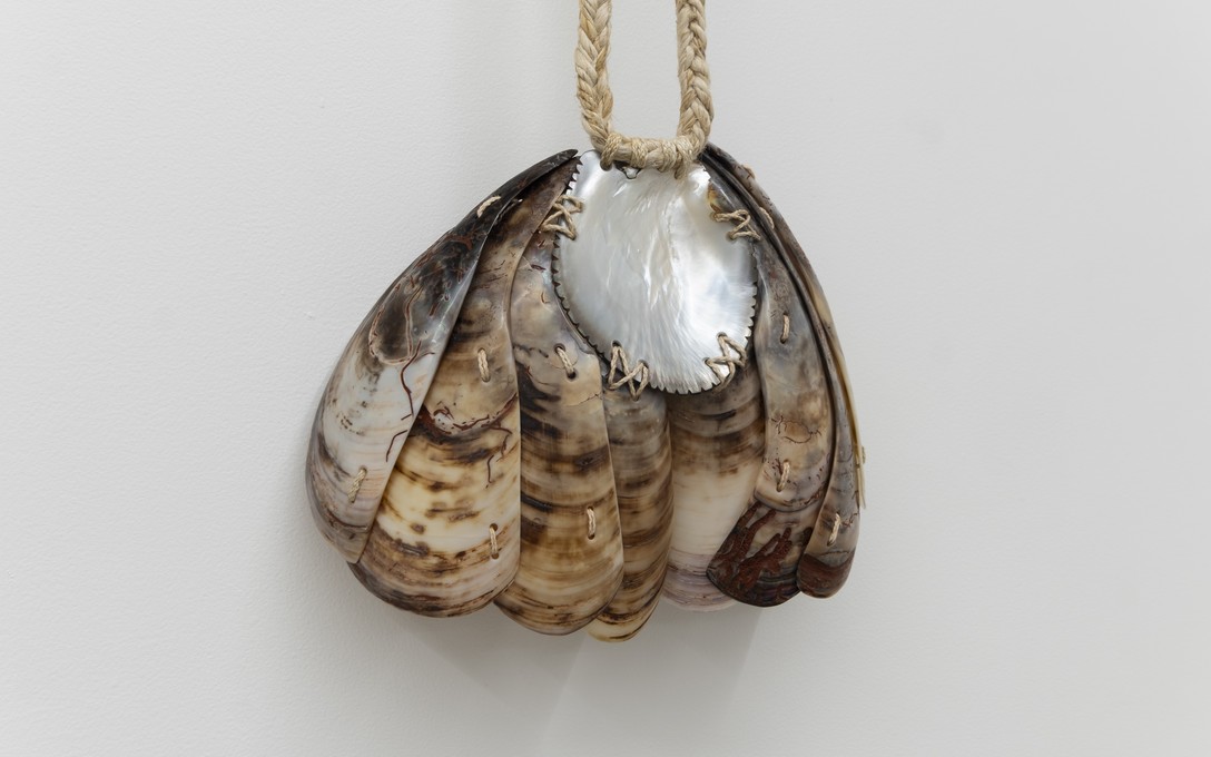 Arawhetu Berdinner, Kōuma Mahara, kuku, te ufi, muka, kōkōwai/green-lip muscle shell, mother-of-pearl, flax fibre cordage, earth pigment, 2026. Photo by Samson Dell.