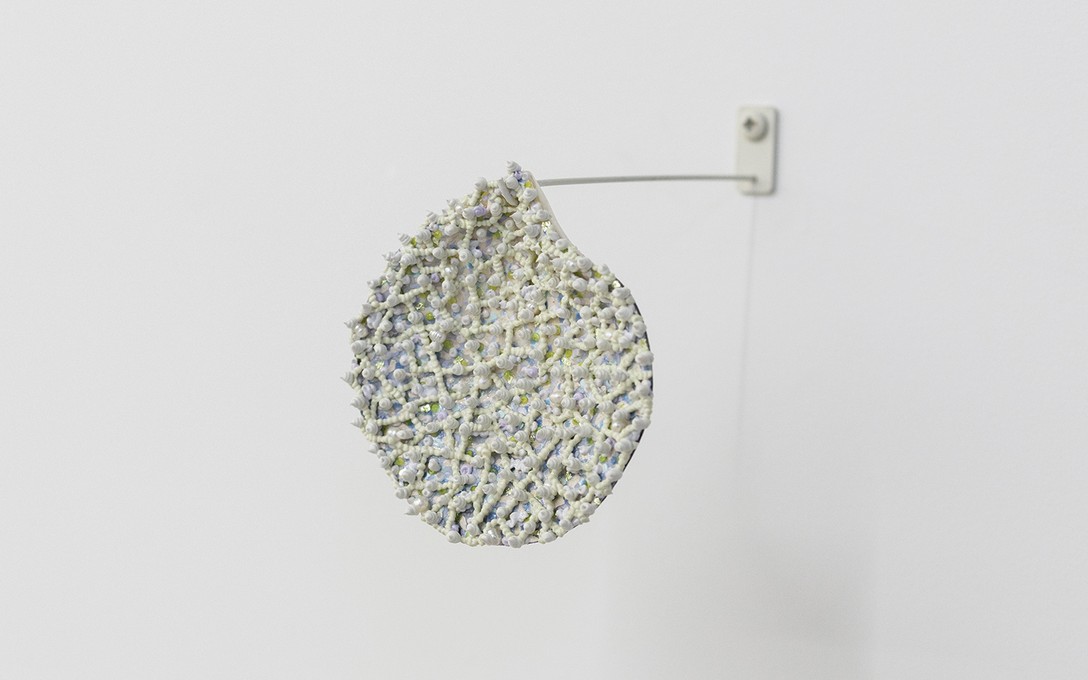 Claudia Jowitt, Civa XI, 2019, acrylic, freshwater pearls, kanzawa coloured silver leaf on civa (mother of pearl) shell with custom hook and wall fitting. Image courtesy Cheska Brown.