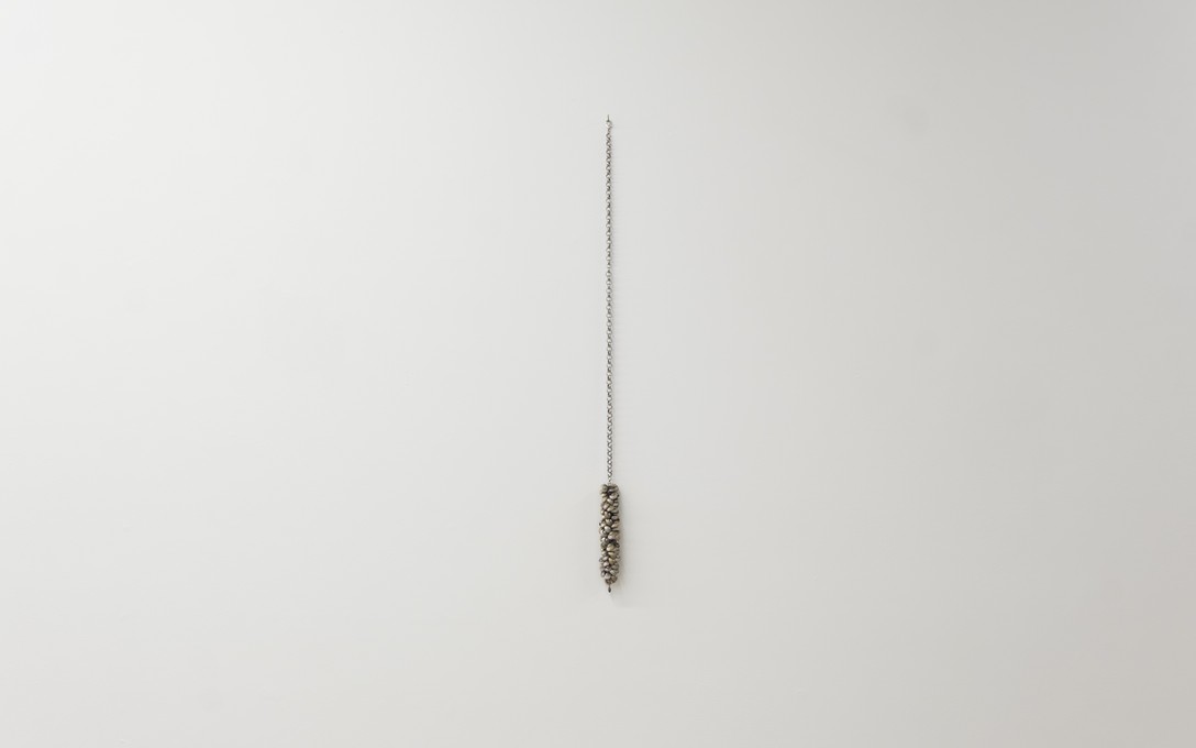 Bailey Gardner, Untitled #2, Pūpū shells, nylon, recycled chain, steel, freshwater pearl, 2026. Photo by Samson Dell.