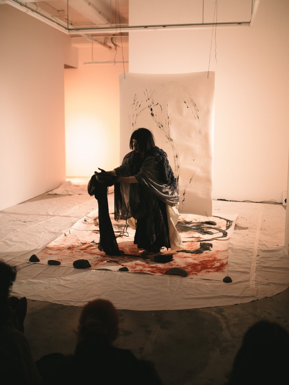 Zed Xu 榛子瞬 performing on opening night.