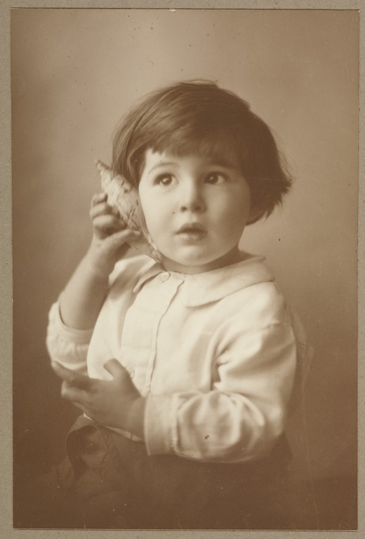 Figure 5: Marie Dean, Child with a seashell, 1920s-1930s, gelatin silver print, 148x98mm, Museum of New Zealand Te Papa Tongarewa: O.021014. Purchased 1999 with New Zealand Lottery Grants Board funds.