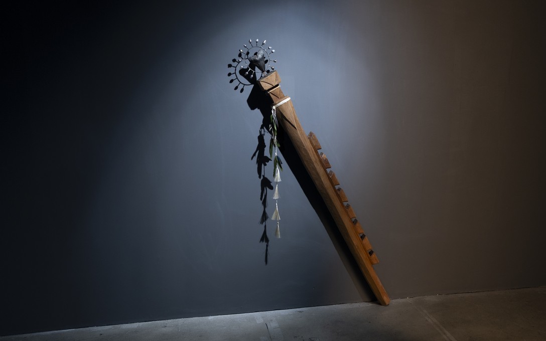 Te Māreikura Whakataka-Brightwell, Vestigium Maris/The Trace of the Sea, Tahitian baroque pearls, copper, megalodon shark teeth, tōtara, muka, tūī feathers, 2026. Fabrication by Dorthe Kristensen, carved by Matahi Whakataka-Brightwell, feathers by Kathy McVey, muka and feather binding by Frank Topia. Photo by Samson Dell.