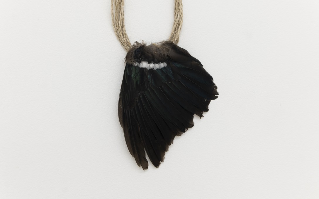 Arawhetu Berdinner, Tuia, parirau tūī, kōkōwai, muka, inanga pounamu/preserved tūī wing, earth pigment, flax fibre cordage, nephrite jade, 2025. Photo by Samson Dell.