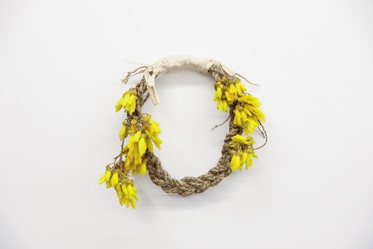 Arawhetu Berdinner, Tāhei harakeke, 2026.Harakeke, aute/tapa, muka/processed flax, barkcloth, flax fibre cordage. Adorned with kowhai for the exhibition opening. Photo by Renati Waaka.