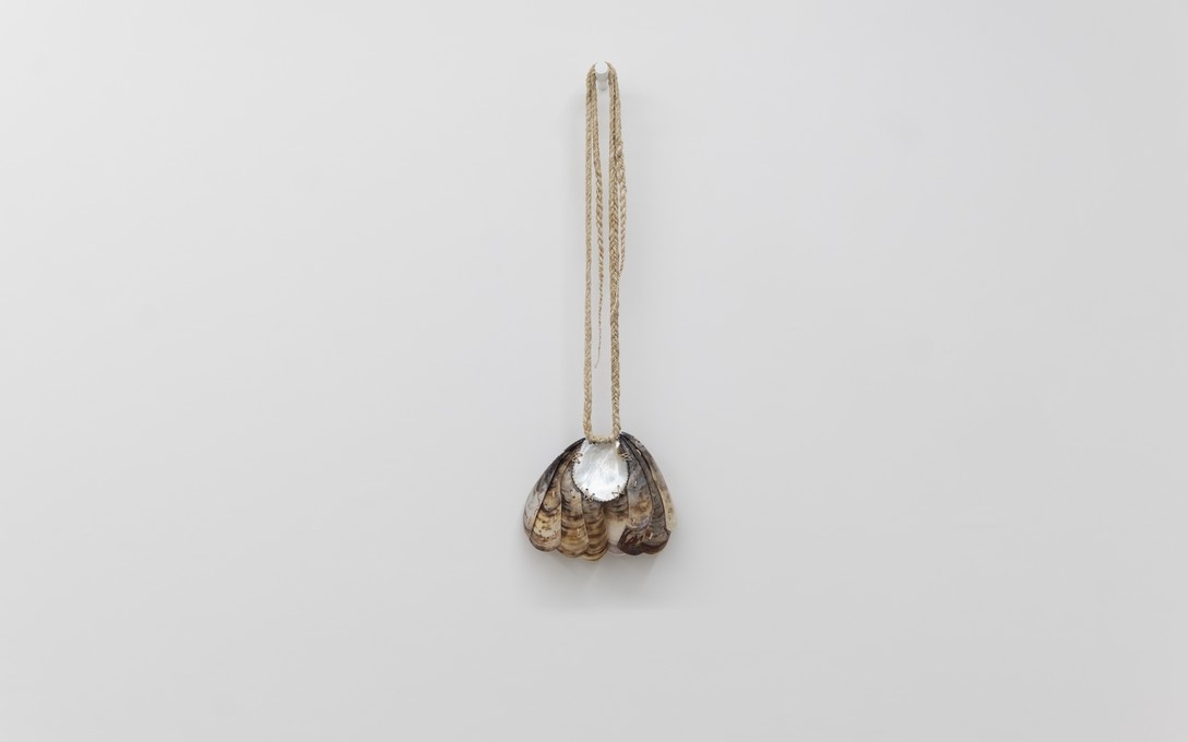Arawhetu Berdinner, Kōuma Mahara, kuku, te ufi, muka, kōkōwai/green-lip muscle shell, mother-of-pearl, flax fibre cordage, earth pigment, 2026. Photo by Samson Dell.