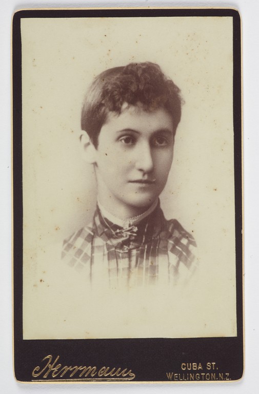 Figure 2: Louisa Herrmann, Woman, 1890s, albumen silver carte-de-visite print, 101x62mm , Museum of New Zealand Te Papa Tongarewa: O.005347. Gift of an anonymous donor, 1972. 