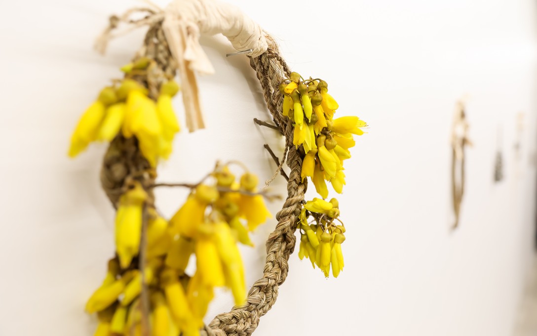 Arawhetu Berdinner, Tāhei harakeke, Harakeke, aute/tapa, muka/processed flax, barkcloth, flax fibre cordage, kōwhai, detail 2026. Photo by Renati Waaka.