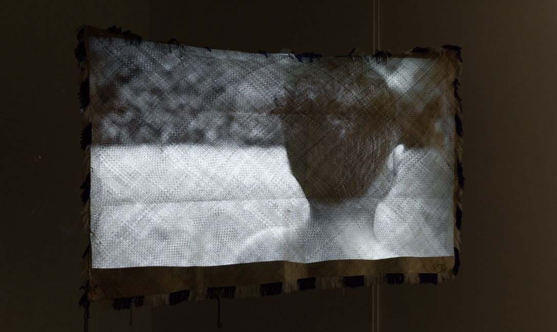 Kasi Valu, Lop@, 2022, video installation, digital video 4:53, woven mat. Image courtesy of Cheska Brown.