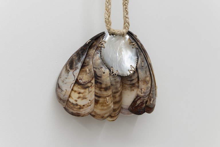 Arawhetu Berdinner, Kōuma Mahara, kuku, te ufi, muka, kōkōwai/green-lip mussel shell, mother-of-pearl, flax fibre cordage, earth pigment, 2026 (detail). Photo by Samson Dell.
