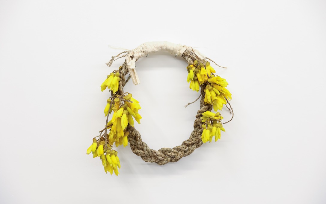 Arawhetu Berdinner, Tāhei harakeke, Harakeke, aute/tapa, muka/processed flax, barkcloth, flax fibre cordage, kōwhai, 2026. Photo by Renati Waaka.