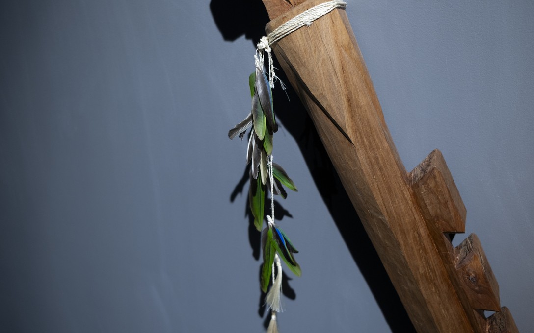 Te Māreikura Whakataka-Brightwell, Vestigium Maris/The Trace of the Sea, Tahitian baroque pearls, copper, megalodon shark teeth, tōtara, muka, tūī feathers, 2026, detail. Fabrication by Dorthe Kristensen, carved by Matahi Whakataka-Brightwell, feathers by Kathy McVey, muka and feather binding by Frank Topia. Photo by Samson Dell.