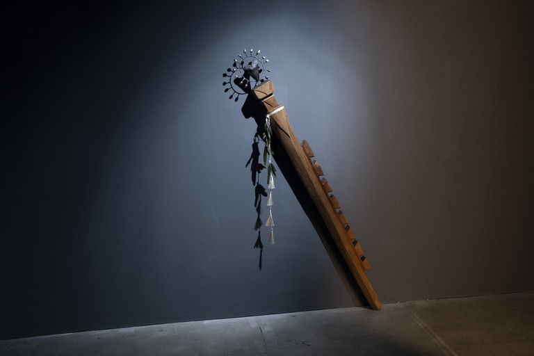Te Māreikura Whakataka-Brightwell, Vestigium Maris/The Trace of the Sea, Tahitian baroque pearls, copper, megalodon shark teeth, tōtara, muka, tūī feathers, 2026. Fabrication by Dorthe Kristensen, carved by Matahi Whakataka-Brightwell, feathers by Kathy McVey, muka and feather binding by Frank Topia. Photo by Samson Dell.